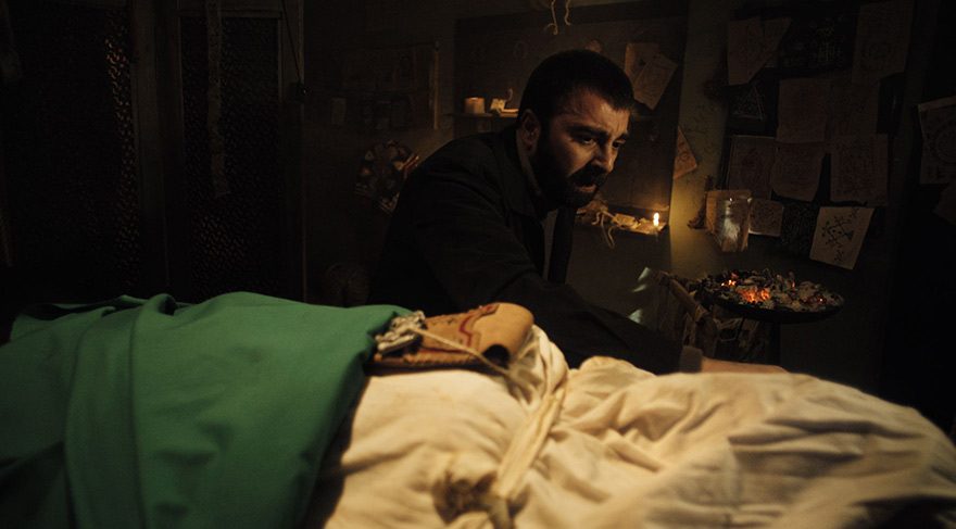 Sedat'ın oğlu Mehmet felçli kalır, Kader ise hafızasını yitirir. Bu olay yüzünden ikilinin arası açılır. Sedat vicdan azabıyla kıvranırken Orhan sevdiği kadını kaybetmemek için korkunç birşey yapmayı göze alır. 