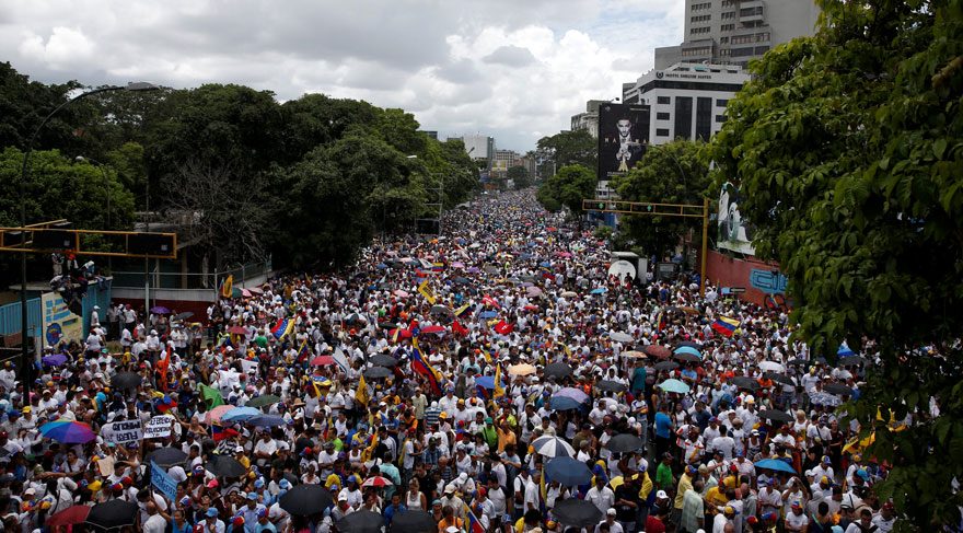 Venezuela'da tarihi gösteri: Yüzbinler sokaklara çıktı