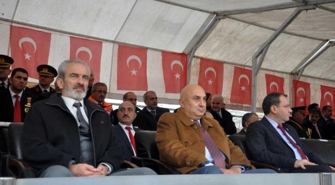 MHP&#39;li vekil, AK Parti İl Başkanı&#39;nın protokolde ön sırada oturmasına tepki göstererek alanı terk etti