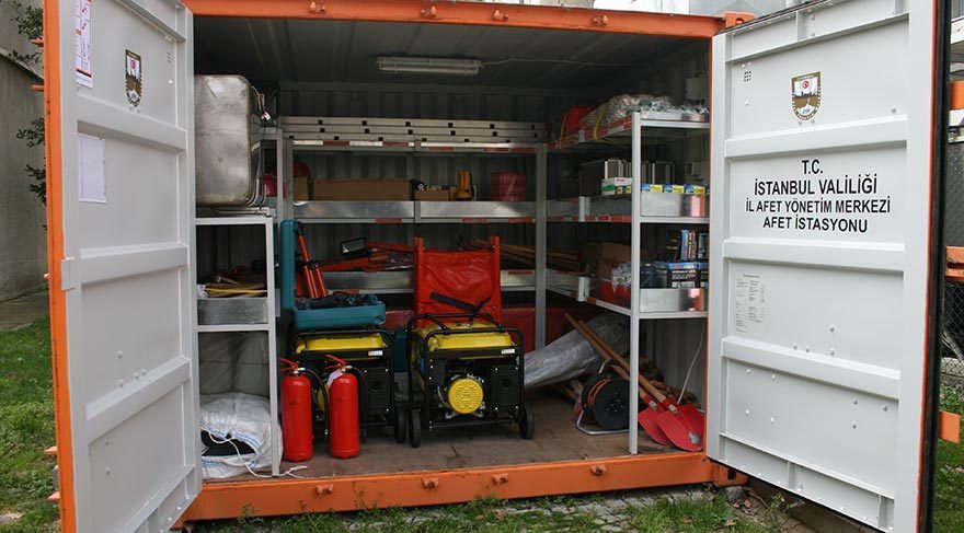 Deprem sonrası müdahalelere yardımcı olması planlanan konteynırların akibetin belli değil. 