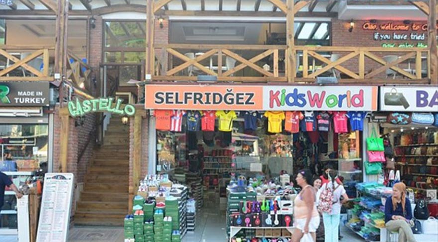 SELFRIDGES=SELFRIDĞEZ İngiltere caddelerindeki ta- nınmış markalar beldede mizahi bir şekilde boy gösteriyor.