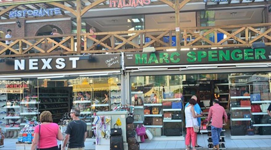 BİR TÜR MARKS&SPENCER Çakma İngiliz mağazaları- nın bolluğu Marmaris’in Hisarönü beldesini meşhur etti.