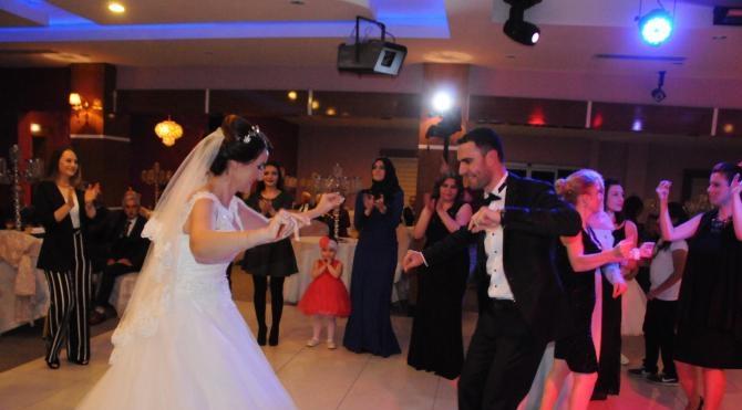 Hakkarili Rıdvan ile Trabzonlu Burcu&#39;nun düğününde önce horon, sonra halay