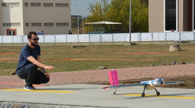 TÜBİTAK&#39;ın İnsansız Hava Araçları Yarışması&#39;nda 102 takım yarışıyor