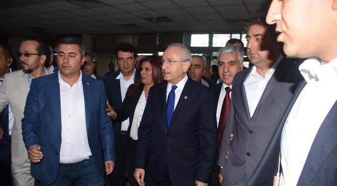Kılıçdaroğlu, Bülent Tezcan'ı hastanede ziyaret etti