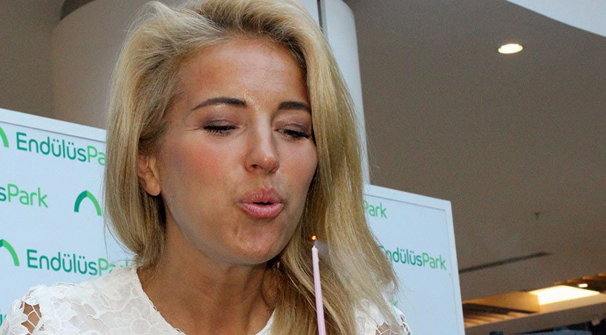 Burcu Esmersoy’a sürpriz doğum günü
