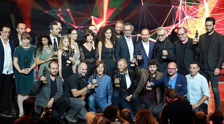 Antalya Film Festivali'nde 'Mavi Bisiklet' filmi, 'En İyi Film', 'En İyi Yönetmen' ve 'En İyi Senaryo' dalında 3 Altın Portakal kazandı. Filmin yönetmeni Ümit Köreken, ödülünü çocuklara adadı.