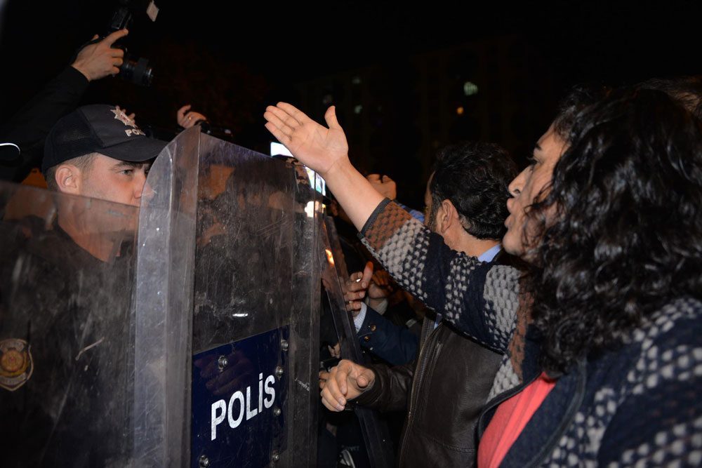 FOTO: DHA/ Aramalar sırasında DBP Eş Genel Başkanı Sebahat Tuncel ve HDP'li vekiller ile polisler arasında arbede yaşandı.