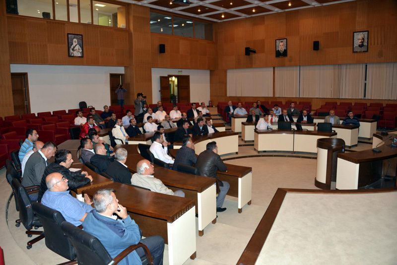 FOTO:DHA - Şoförler uzmanın anlattıklarını büyük bir dikkatle dinlediler.