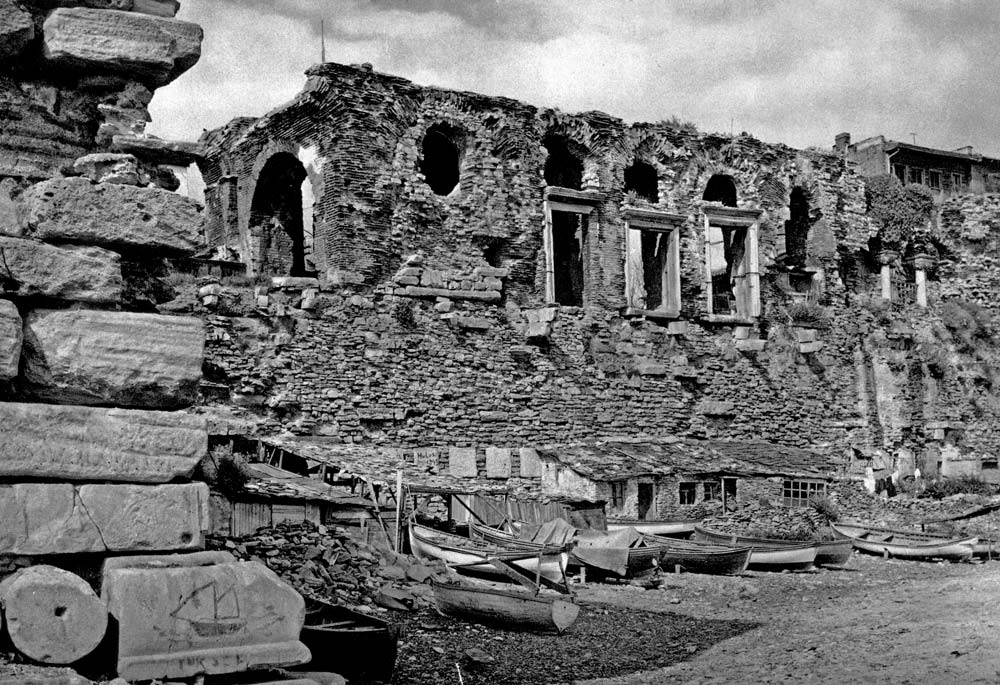 Bukoleon Sarayı. İstanbul'da, tarihî yarımadanın Marmara Denizi kıyısında bugünkü Cankurtaran ile Kumkapı arasındaki Çatladıkapı mevkiinde, Küçük Ayasofya'nın hemen doğusunda bulunan ve bugüne yalnızca kalıntıları ulaşmış olan Bizans Sarayı.