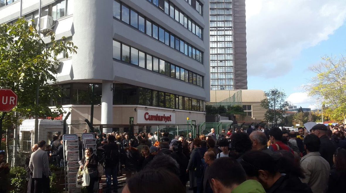 Gazetenin okurları İstanbul'daki merkez binasının önünde toplanmaya devam ediyor.