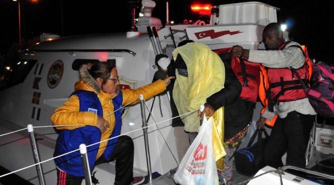 Ayvacık&#39;ta lastik botta 45 mülteci yakalandı