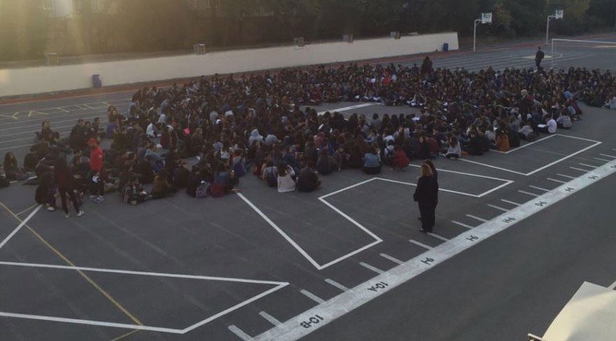 Kadıköy Anadolu Lisesi öğrencileri oturma eylemi yaptı