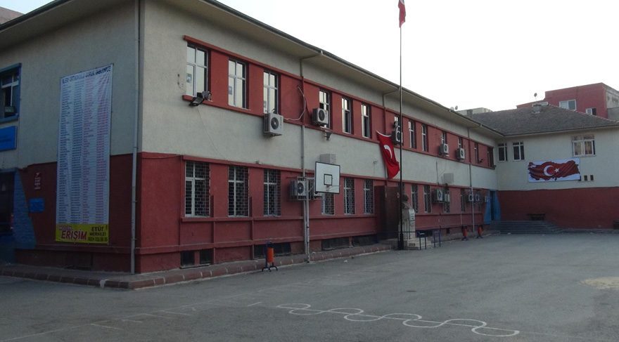 Mersin'de ortaokul müdüründen harem-selamlık talimatı