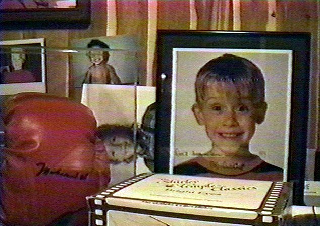 Jackson'ın ünlü malikanesi Neverland'de 2003 yılında çekildiği iddia edilen bir video geçtiğimiz aylarda ortaya çıkmıştı. Görüntülerde Jackson'ın çocuklara ait fotoğraflardan koleksiyon yaptığı ortaya çıkmıştı. 
