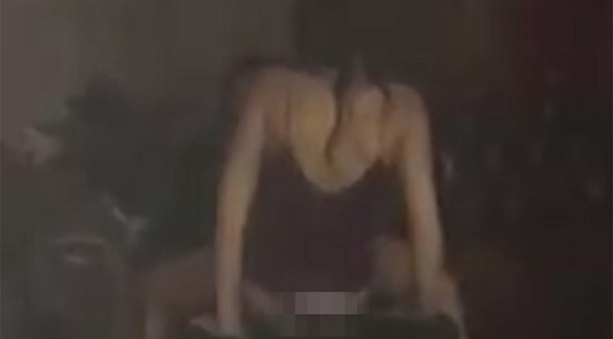 Skandal! Barda kimseye aldırmadan seks yaptılar