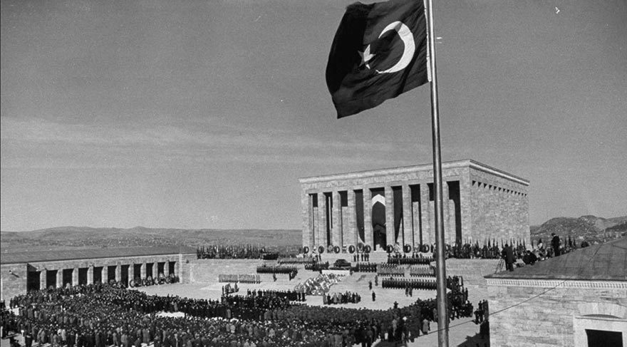 1953’te Anıtkabir’deki ebedî istirahatgâhına defnedildi.