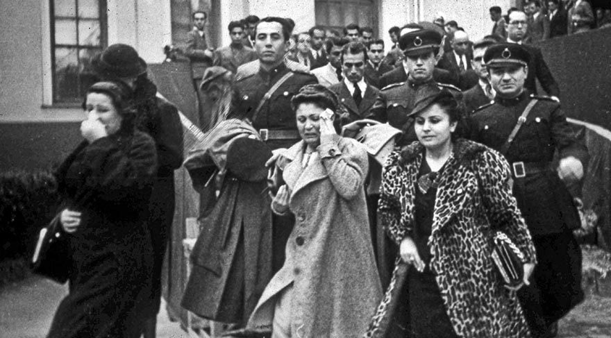 Türk Milleti, Atatürk'e gözyaşları arasında veda etti. 