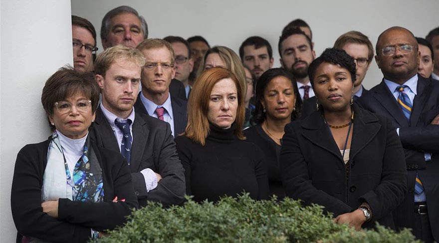 Obama’nın seçim sonrası konuşmasını dinleyen Beyaz Saray ekibinin yüz ifadesi ABD’nin ruh halini yansıtıyor.