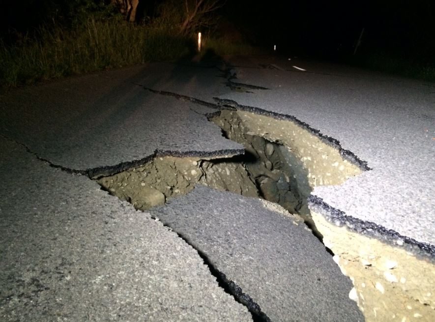 Twitter'da paylaşılan, depremin merkez üssüne yakın bir bölgede çekilen bu fotoğrafta asfalt yolda büyük yarıklar oluştuğu görülüyor. 