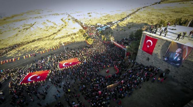 20 bin Erzurumlu, 139 yıl önceki gibi Aziziye Tabyaları'na yürüdü