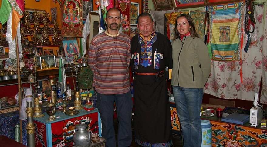 1997’deki seyahatimde tanışıp çok iyi anlaştığım Lama Yongda’yı 12 yıl sonra Mine’yle ziyaret ettik. 