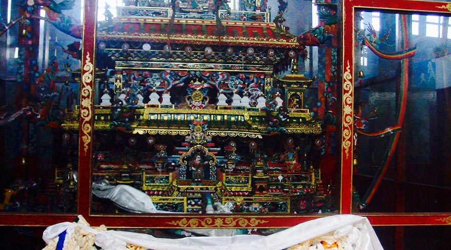 7 kattan oluşan ve her bir katı inanılmaz detaylarla süslü Sangthokpalri.