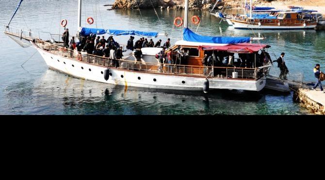 Teknenin motoru çalıştıramayan 90 mülteci yakalandı