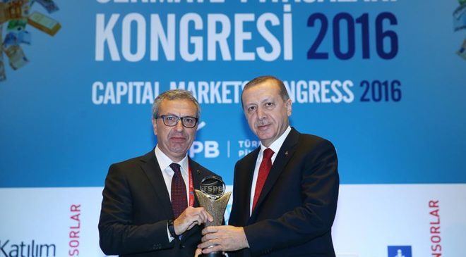 İş Bankası Genel Müdürü Adnan Bali, plaketini Cumhurbaşkanı Erdoğan'ın elinden aldı. 