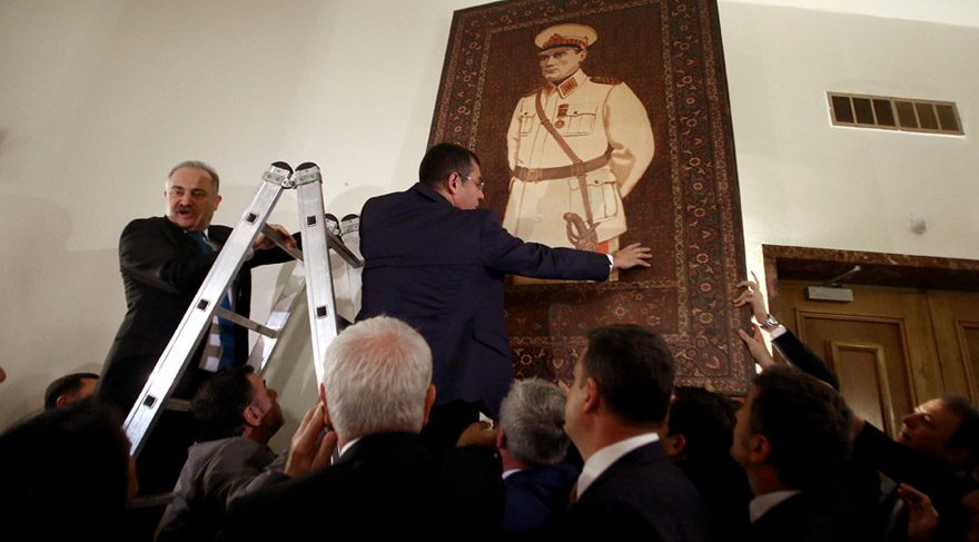 CHP Meclis kulisine Atatürk fotoğrafı astı