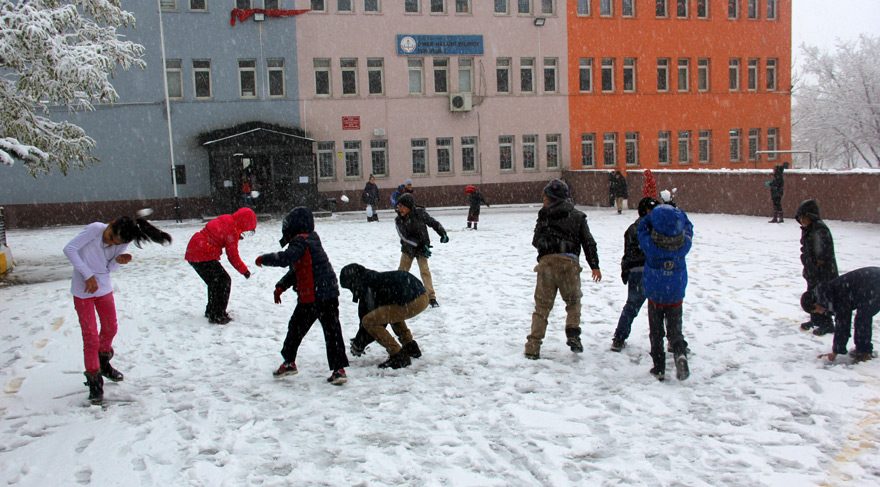 Erzurum'da yılın ilk kar topu!