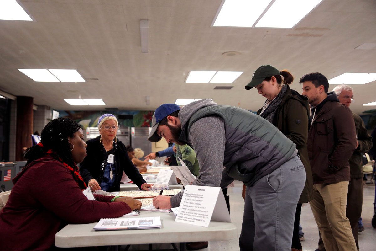 ABD'de sandıkların açılmasıyla ajanslar oy kullanmaya gidenlerin ilk görüntüleri paylaşmaya başladı. Bu fotoğraf New York'ta çekildi. (FOTO: Reuters) 