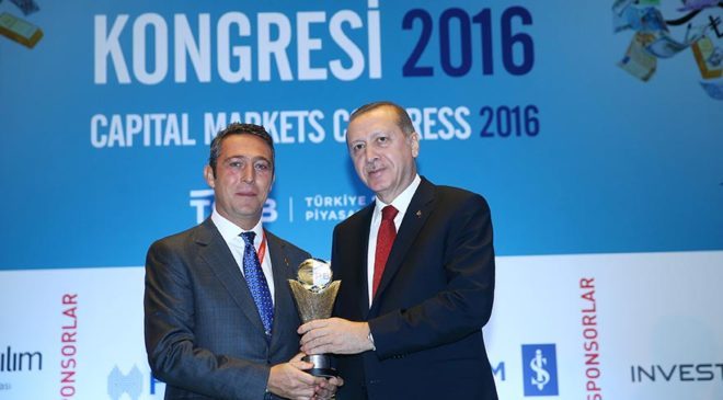 Cumhurbaşkanı Erdoğan, Koç Holding Yönetim Kurulu Başkanvekili Ali Koç'a plaketini takdim etti. 