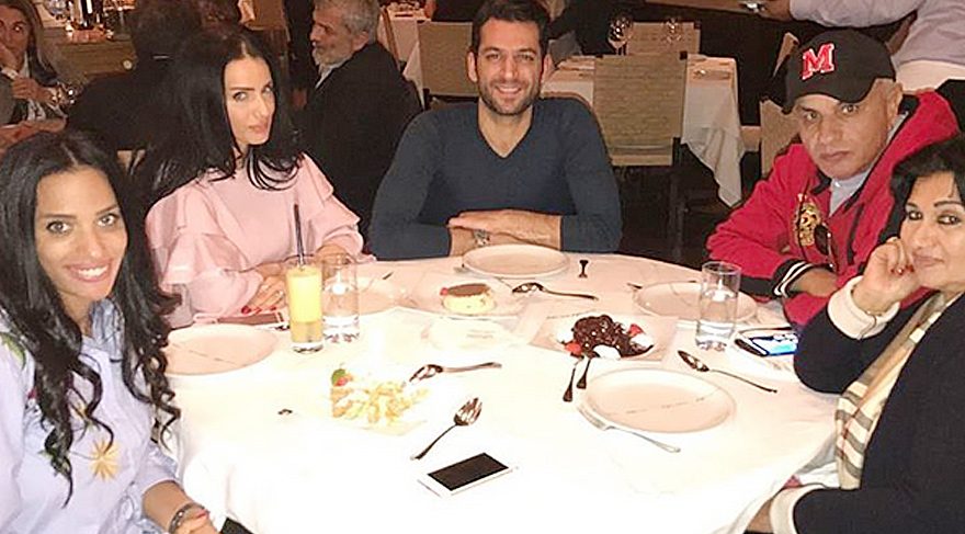 Murat Yıldırım, müstakbel kayınvalidesi ve kayınpederi ile bir arada