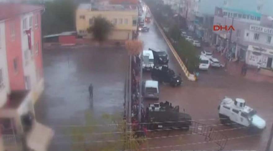 Yağmura yakalanan öğrencilere zırhlı taşıma!