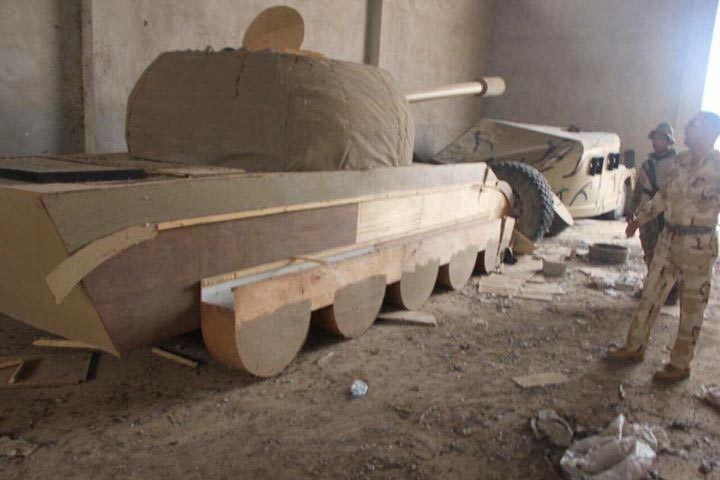 DEAS'IN MUSUL'DA HAVA SALDIRILARINDA HEDEF SASIRTMAK ICIN AHSAPTAN YAPTIGI TANK, ZIRHLI ARAC VE SILAHLAR ELE GECIRILDI. FOTO:DHA