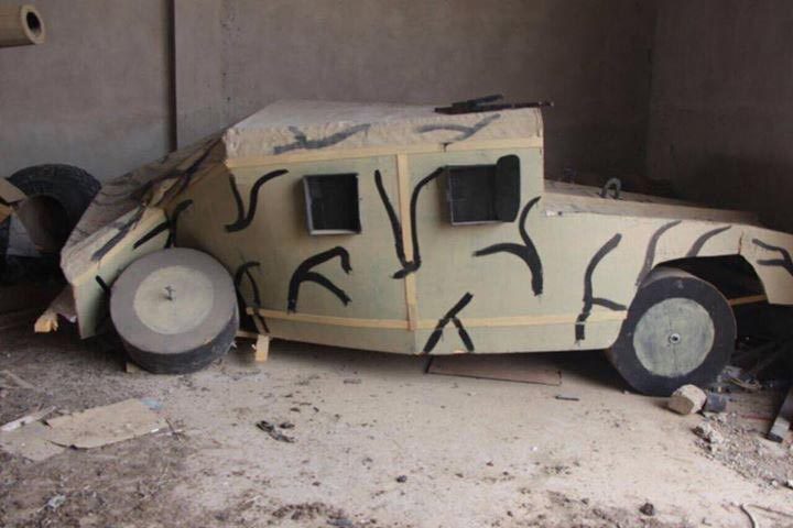 DEAS'IN MUSUL'DA HAVA SALDIRILARINDA HEDEF SASIRTMAK ICIN AHSAPTAN YAPTIGI TANK, ZIRHLI ARAC VE SILAHLAR ELE GECIRILDI. FOTO:DHA