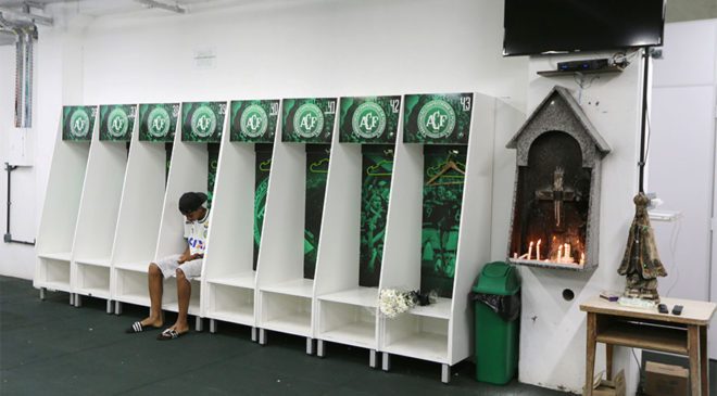 FOTO: REUTERS/ Chaoeceonse'nin 15 yaş altı takımında top koşturan Leandro Bastos, Arena Conda Stadyumu'nun soyunma odasında tek başına oturuyor.