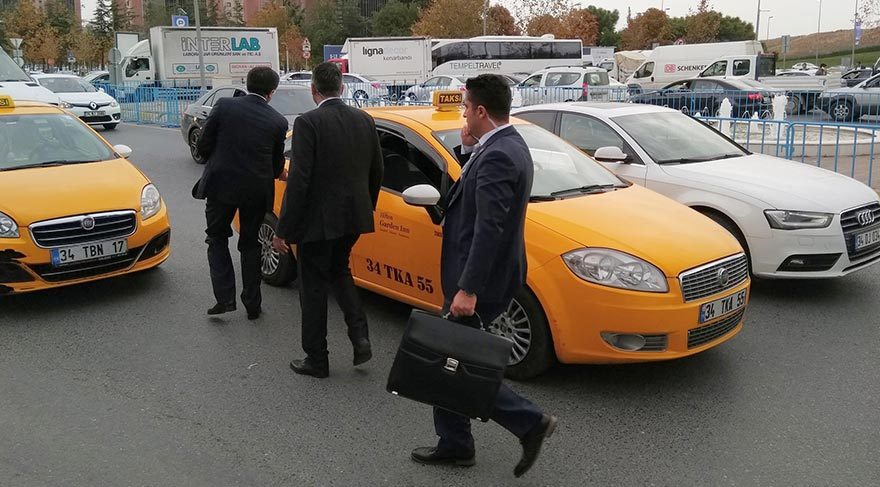 Ekonomi Bakanı Zeybekçi trafik nedeniyle taksiye binmek zorunda kaldı