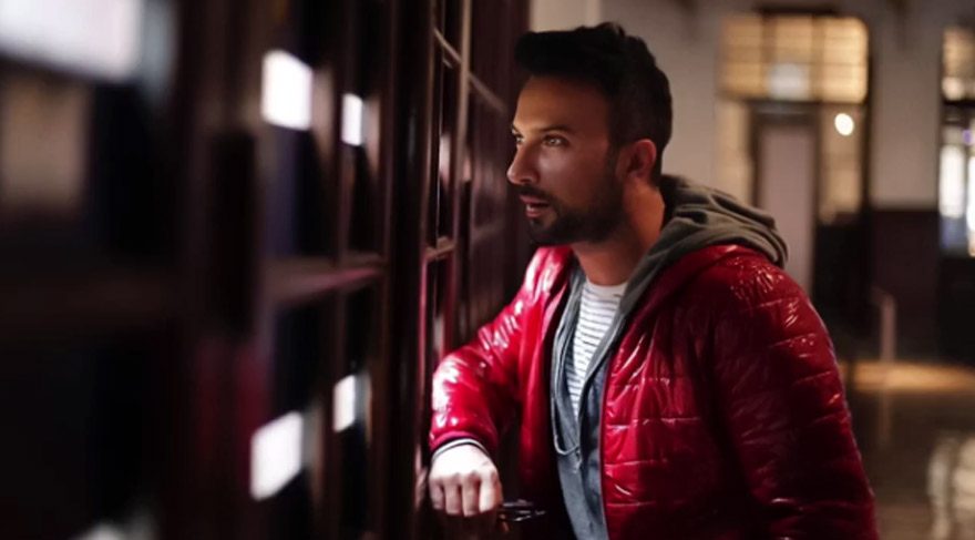 Tarkan, sergiye eşiyle katıldı