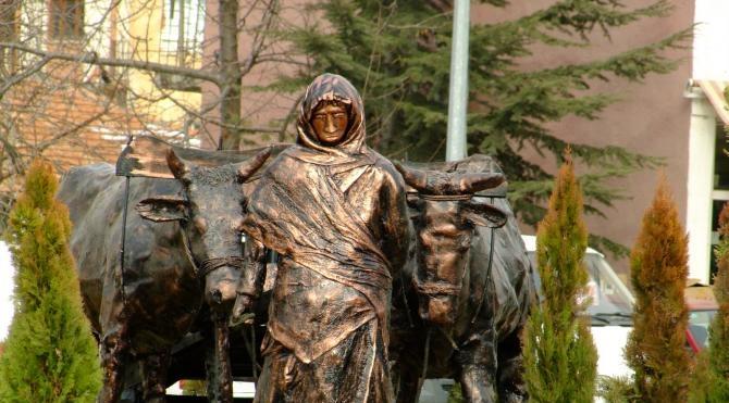 Ilgaz&#39;a, Kurtuluş Savaşı kahramanı Yanığın Emine heykeli