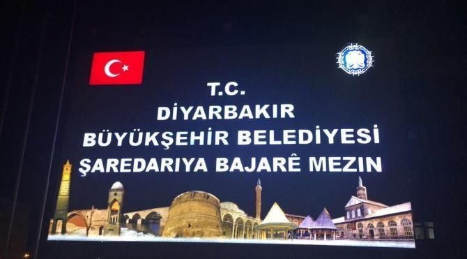 Diyarbakır'da kayyum yeni tabela önünde poz verdi