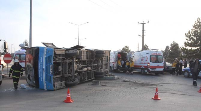Hafriyat kamyonuyla halk otobüsü çarpıştı: 16 yaralı