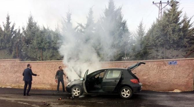 Gaziantep&#39;te harekat halindeki otomobilde yangın