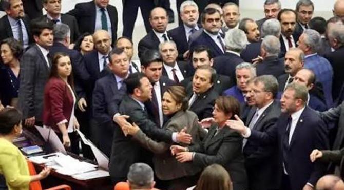 HDP&#39;li vekille tartışan Ak Partili Enç: Aynı müdahaleyi yine yaparım
