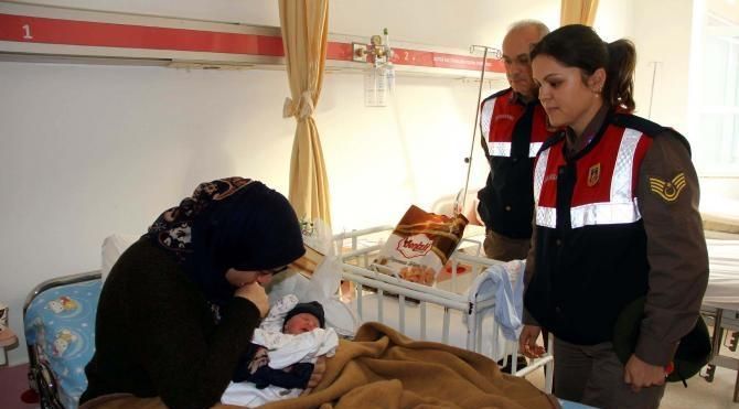 Fethiye&#39;de umut yolculuğunda yakalanan Filistinli kadın hastanede doğum yaptı