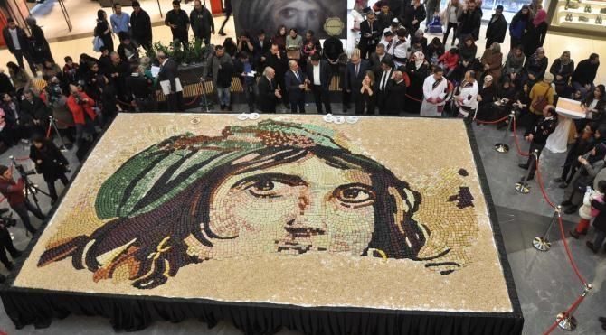 6 bin 160 baklava dilimiyle Çingene Kız mozaiği yapılarak rekor kırıldı