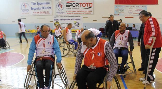 Vali ve milletvekili tekerlekli sandalyede engellilerle basketbol oynadı