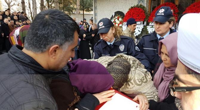 Şehit polisi Sinop&#39;ta 10 bin kişi uğurladı