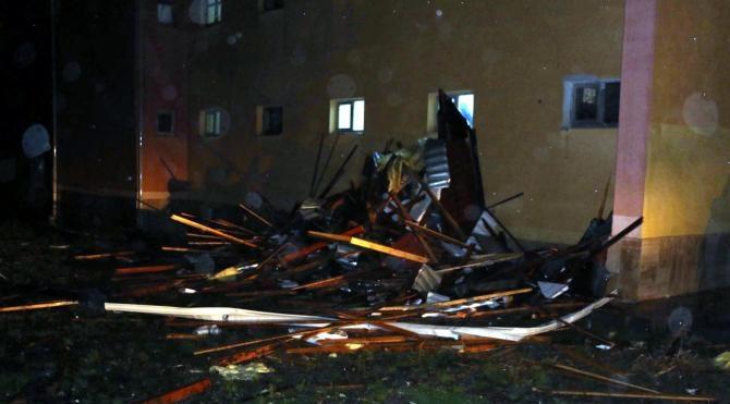 Pansiyonun çatısı uçtu, 38 lise öğrencisi tahliye edildi